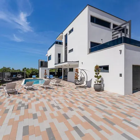 5 Bedroom Cozy In Sukošan