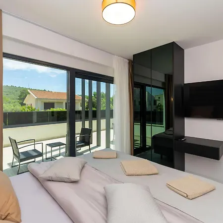 5 Bedroom Cozy In Dom wakacyjny Sukošan