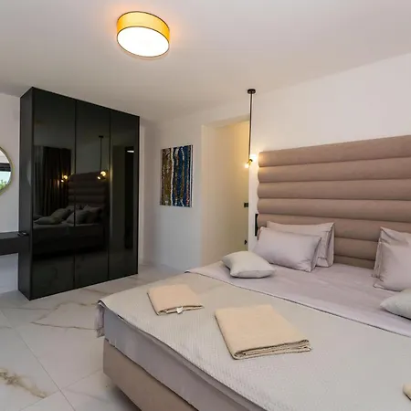 5 Bedroom Cozy In Sukošan