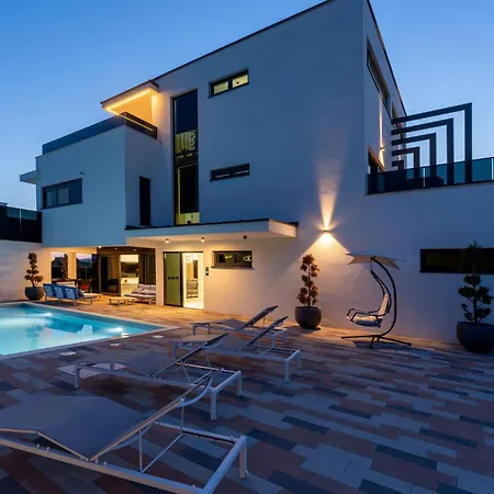 5 Bedroom Cozy In