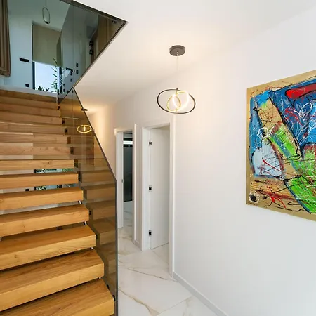 5 Bedroom Cozy In Sukošan