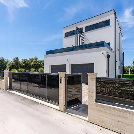 5 Bedroom Cozy In Dom wakacyjny Sukošan