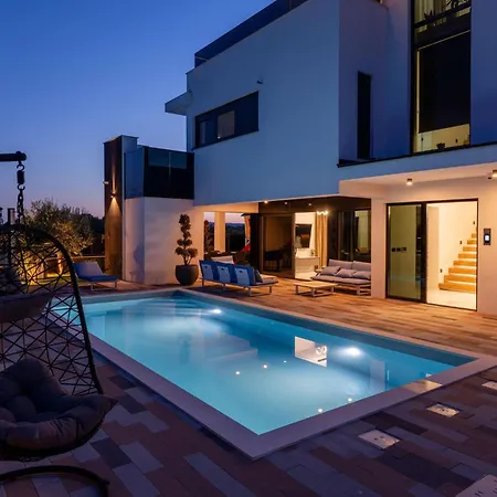 5 Bedroom Cozy In