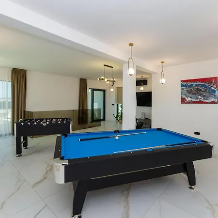 5 Bedroom Cozy In Sukošan